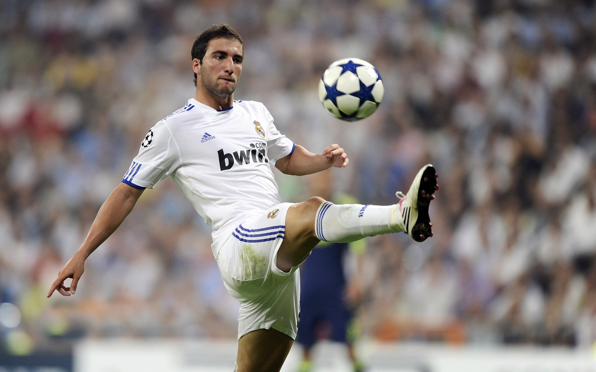 “武汉马拉松:跑者们用脚步诠释极限精神”